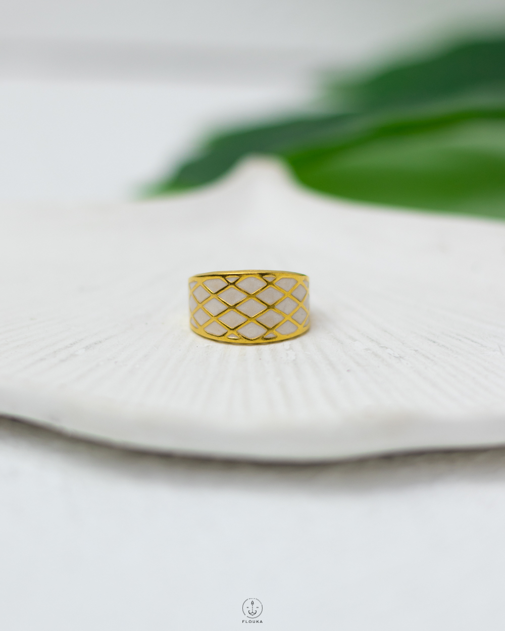 1745756799_R0680.jpg WHITE RASIN gold ring